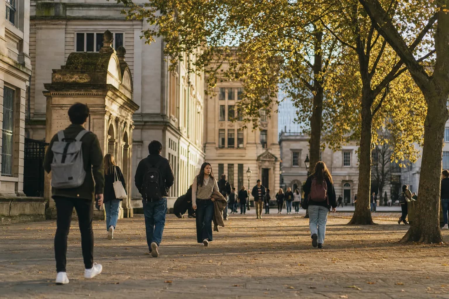 King's College London (KCL) 倫敦國王學院的寫實校園景緻，學生在建築前漫步