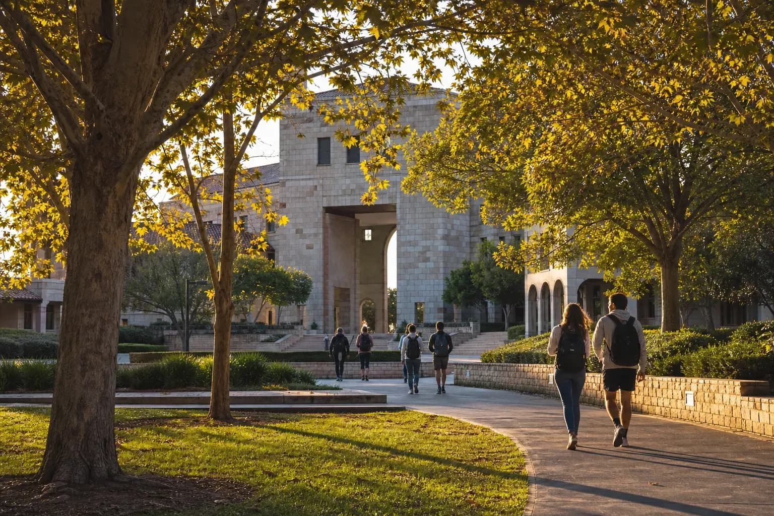 Bond University 邦德大學的寫實校園景緻,學生在建築前漫步